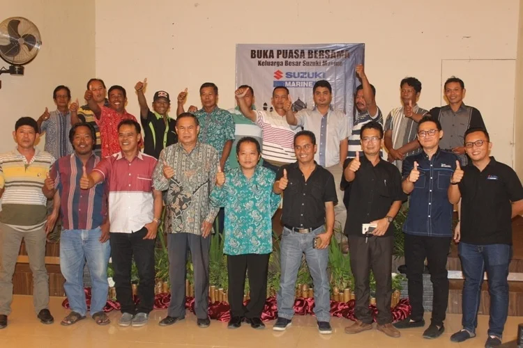 02481 Peserta Buka Puasa Bersama Keluarga Besar Suzuki Marine Berfoto Bersama