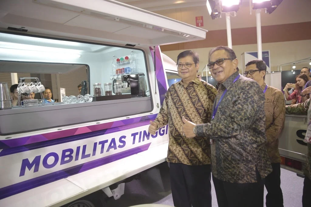 2140a Menteri Perindustrian Airlangga Hartanto(kiri) Bersama Dengan Presiden Of Commisioner Pt Sim Subronto Laras (kanan) Di Booth Suzuki Giicomvec 2018