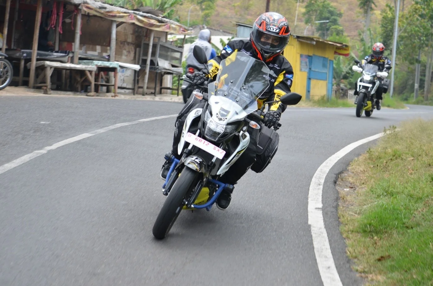 Jangan Naik Motor Sambil Dengarkan Musik, Bahaya