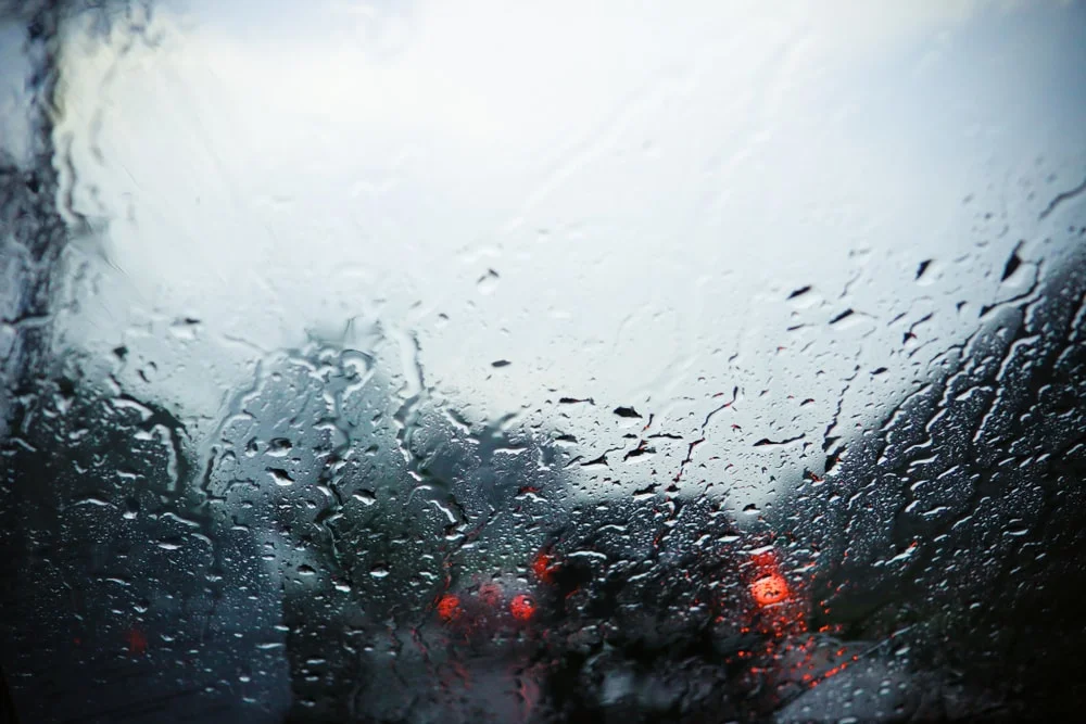 Musim Hujan Sudah Tiba Perhatikan Hal Ini Saat Berkendara Mobil