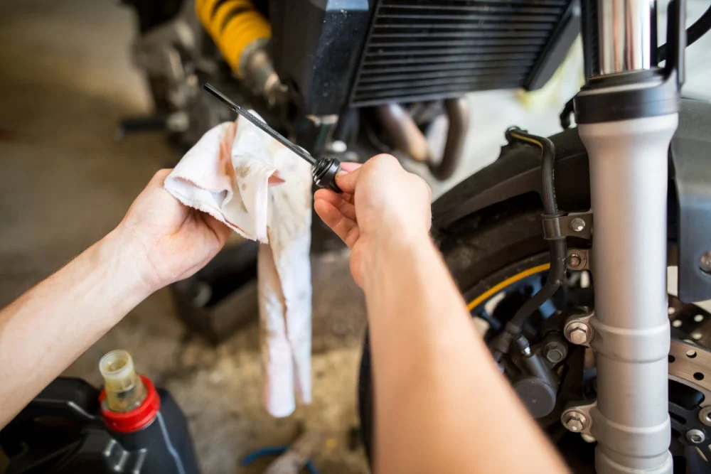 Perlukah Rutin Melakukan Pembilasan Oli Motor