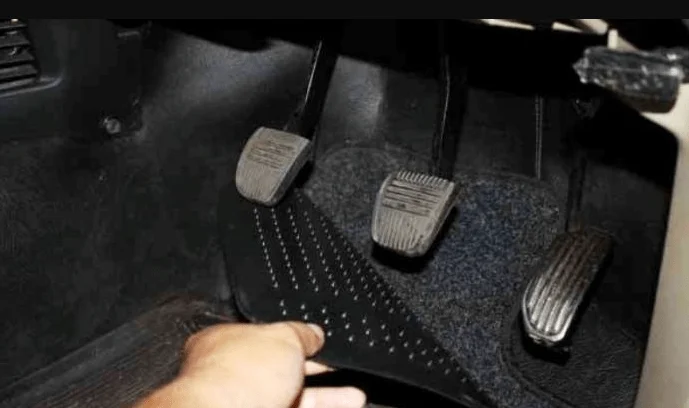 Tips Pintar Membersihkan Karpet Mobil