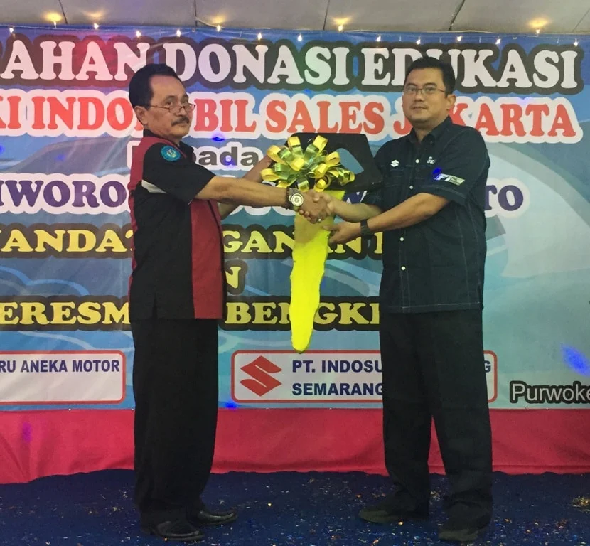 B051f Hariadi (kanan) Assistant To Service Head Pt Sis Menyerahkan Secara Simbolis Unit Donasi Kepada Kepala Sekolah Smk Wiworotomo Purwokerto