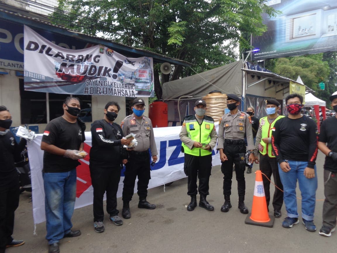 Bantu Jaga Kesehatan Pengendara Motor Karyawan Suzuki 2w Bagikan Masker Bersama Komunitas Bandit