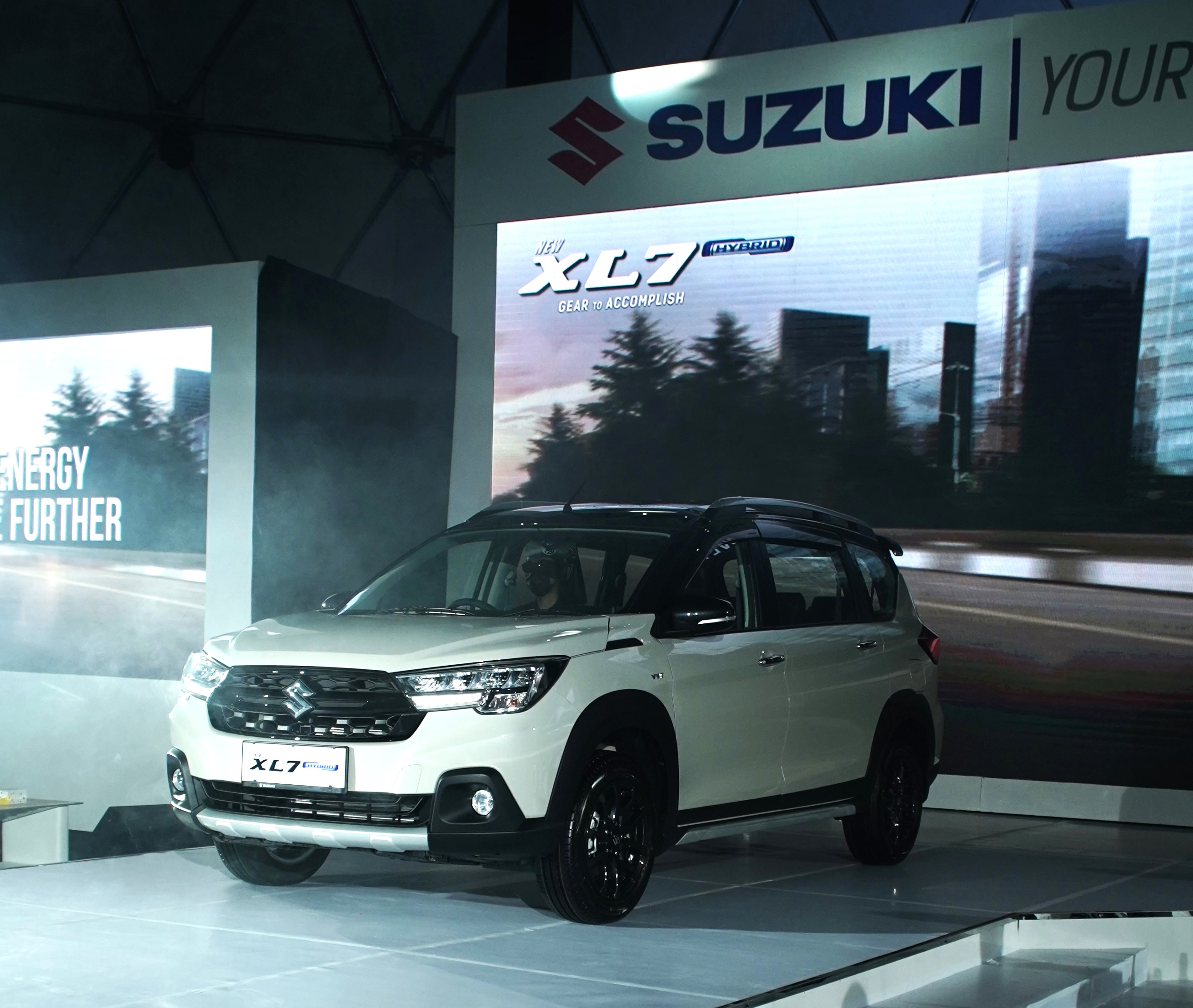 Suzuki XL7 Hybrid Alpha AT Dua Warna, SUV Keluarga Modis dan Hemat